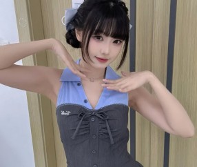 LPL主持周敢敢晒照：非常甜妹，生活给我一拳，我出布